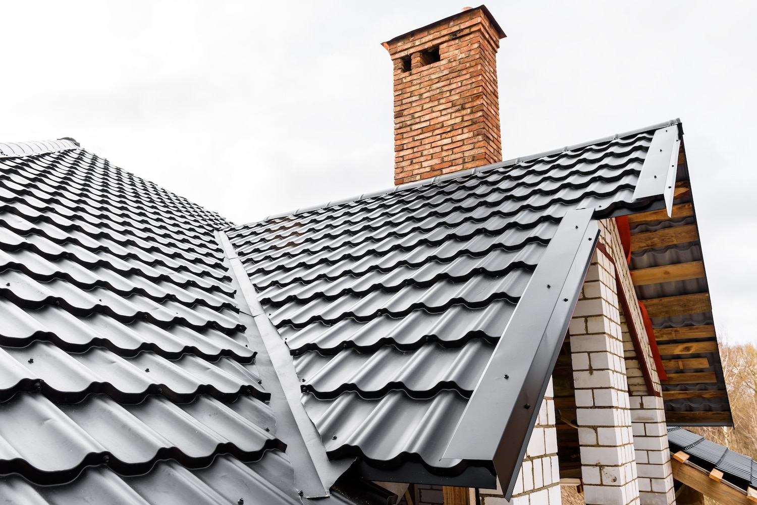 metal roof vs shingles top of house